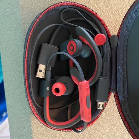 Beats headphones wireless with charger - Picture 2 of 2